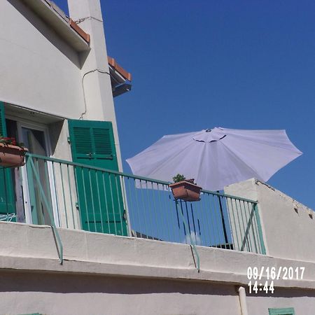 Stud Terras Ville Corniche 2 Pers Stat Gratuit Rue Modif Suivt Possib Et Accord Exclusif Marseille Exterior photo